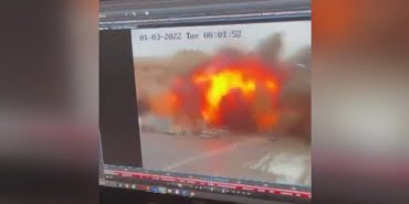 Harkov’da yerel yönetim binasının bombalanma anı (DHA)