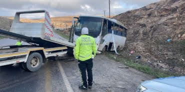 iscileri-tasiyan-midibus-devrildi-15-yarali_9864_dhaphoto2
