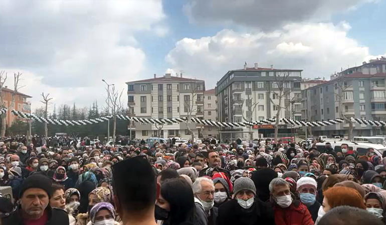 Mağazada indirim izdihamı