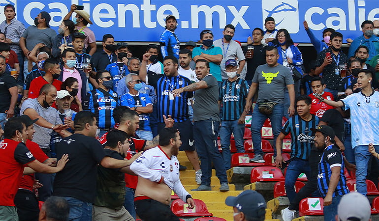 Meksika’da futbol maçında stat savaş alanına döndü