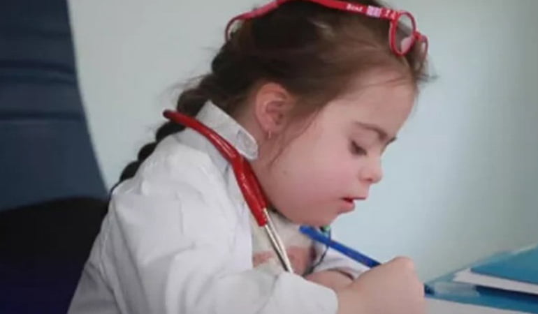 Bakan Koca paylaştı… Down sendromlu 6 yaşındaki Melek doktor oldu