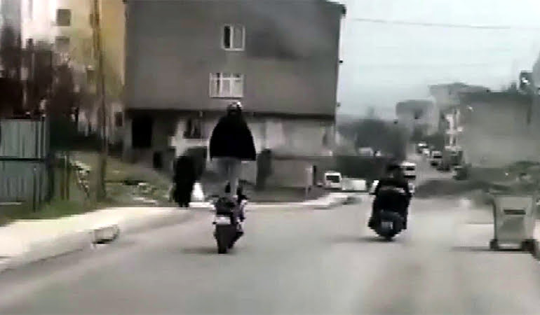 Motosikleti ayakta sürdü… Tehlikeli yolculuk kamerada