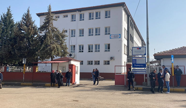 İlkokul öğrencilerinin tartışmasında silahlar çekildi
