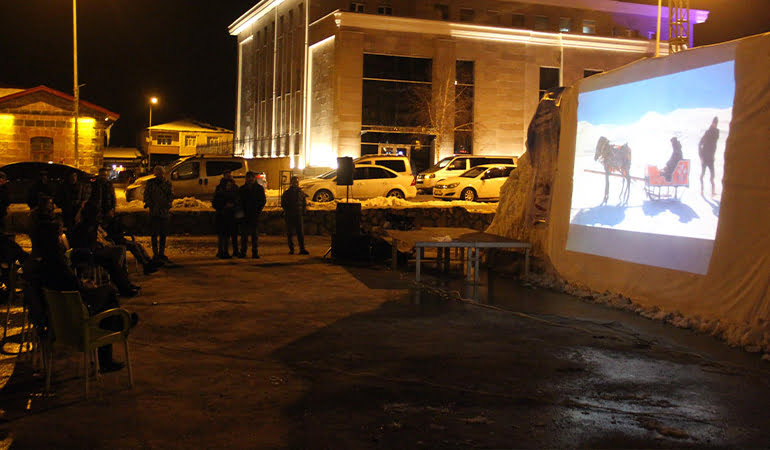 Eksi 10 derecede, kardan beyaz perdede film izlediler
