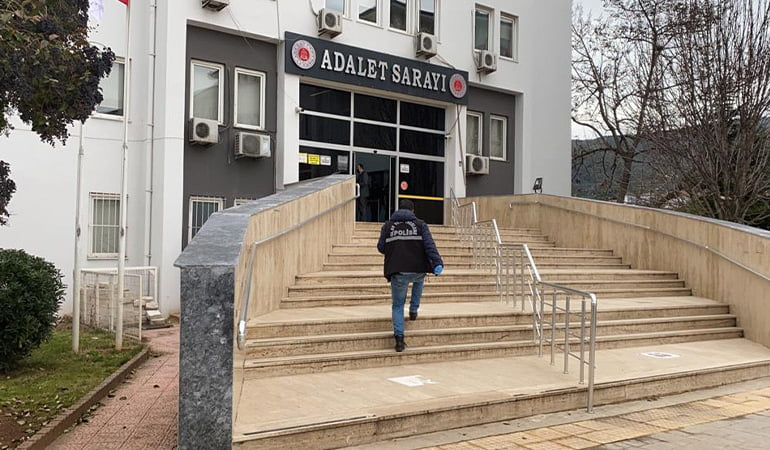 Polis memuru, tabancayı kontrol ederken meslektaşını vurdu