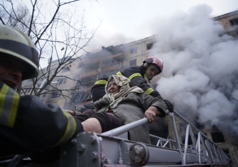 Rus birlikleri Kiev’de bir apartmanı vurdu