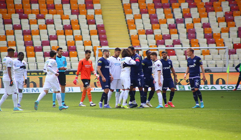 Sadık Çiftpınar’dan tribünleri karıştıran hareket… Oyundan çıkmak istedi