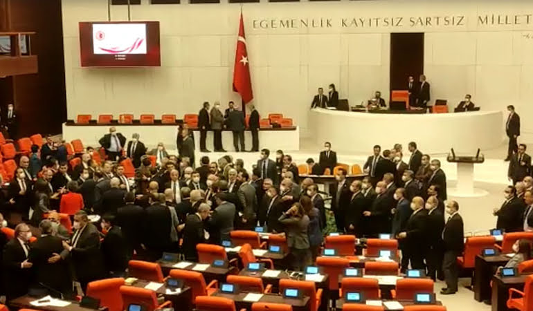 TBMM Genel Kurulunda CHP ve MHP’li vekiller arasında gerginlik