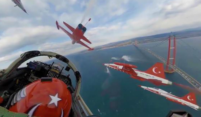 Türk Yıldızları’ndan 1915 Çanakkale Köprüsü’nde nefes kesen gösteri