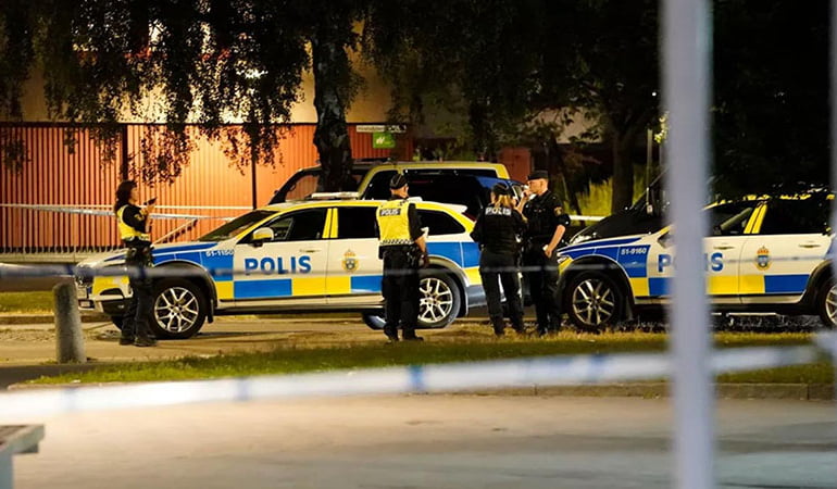 İsveç’te çirkin provokasyon…. Polis gözetiminde Kur’an yaktılar
