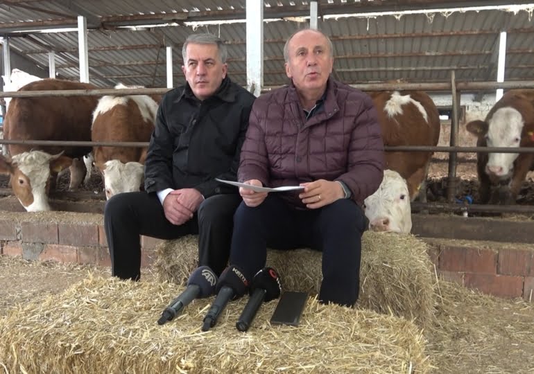 Muharrem İnce’den ahırda basın toplantısı