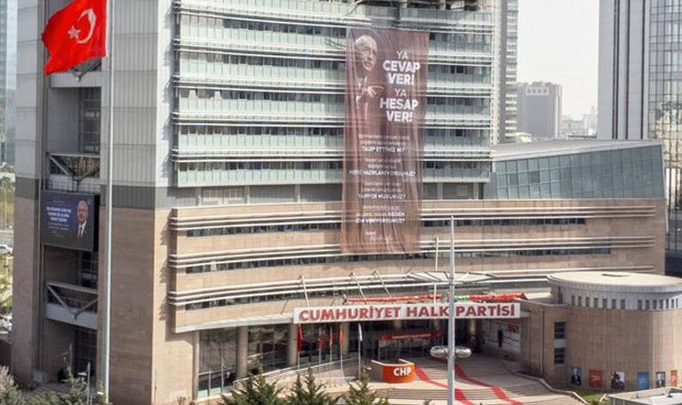 CHP Genel Merkezi’ne sığınmacı pankartı: Neye hazırlanıyorsunuz?