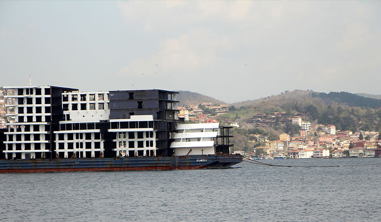İstanbul Boğazı’ndan ‘apartman’ geçti