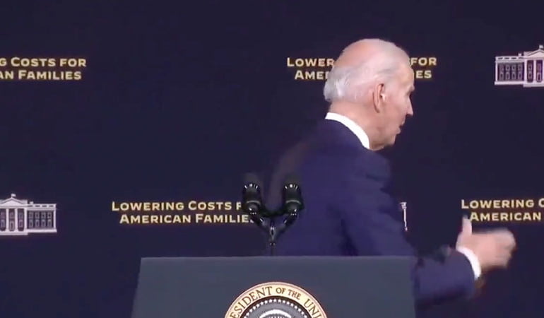 Biden yine boşlukla tokalaştı