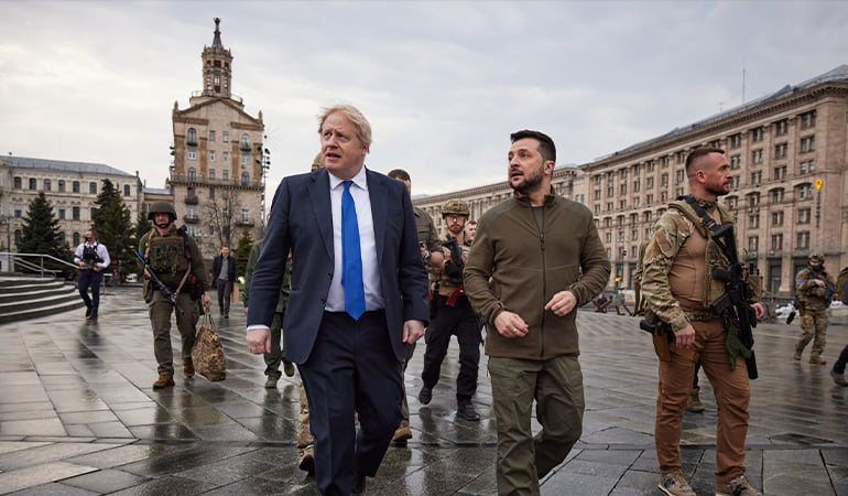 İngiltere Başbakanı Boris Johnson Kiev sokaklarında
