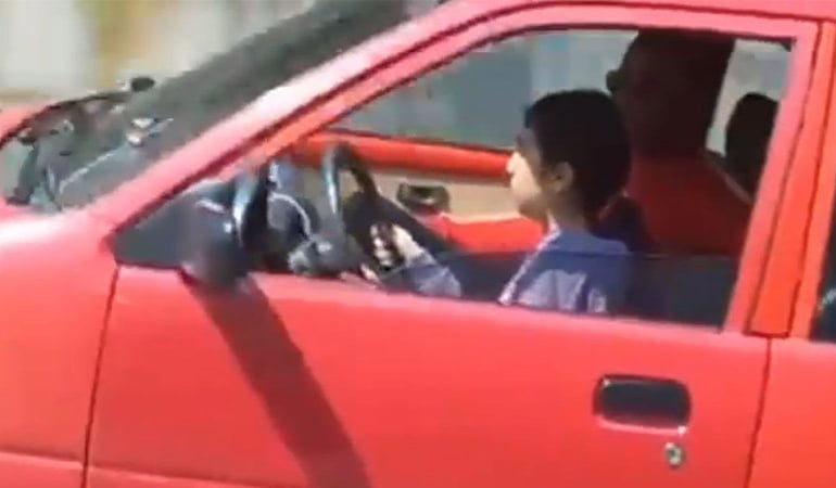 Trafikte çocuk sürücü kamerada