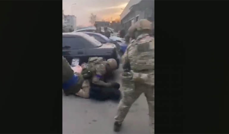 Ukrayna’dan bir dehşet görüntü daha… Sivilleri öldüresiye dövdüler