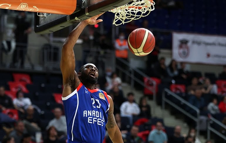 Anadolu Efes seride 1-0 öne geçti