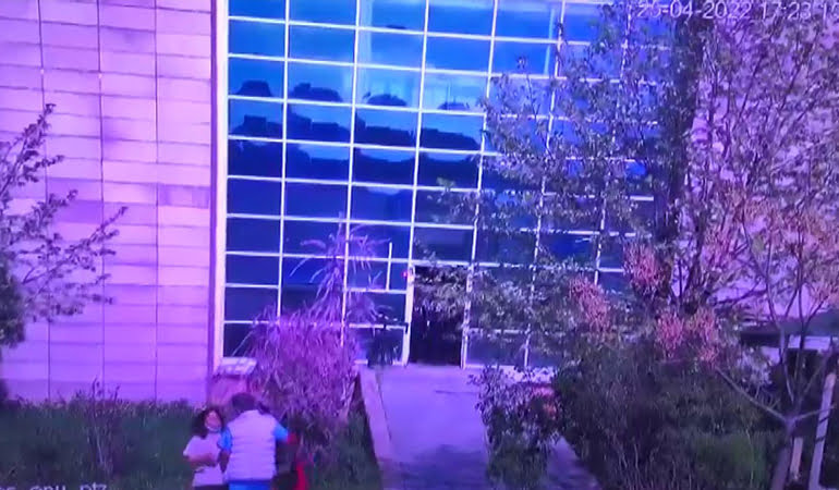 Evlenme teklifini kabul etmeyen kadını silahla rehin aldı