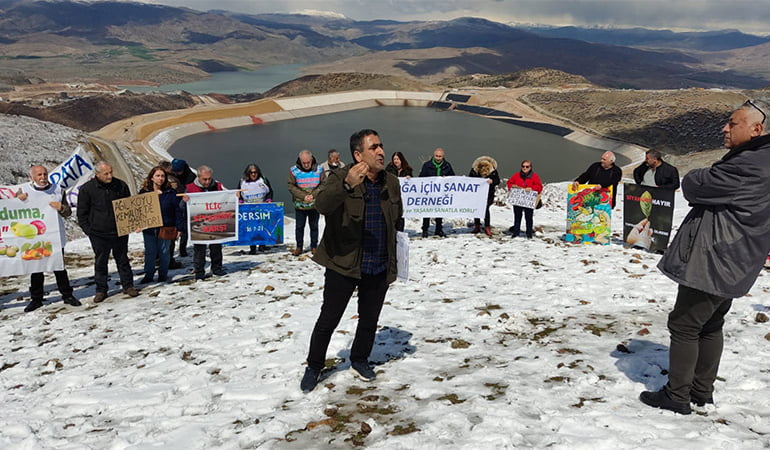 Veryansın Tv İliç’te… ‘Bu köyde çamur yağıyor, arılar ölüyor, zehir kokuları geliyor’