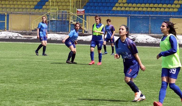 Çocuk gelin olmamak için forma giyen kızlar sahada