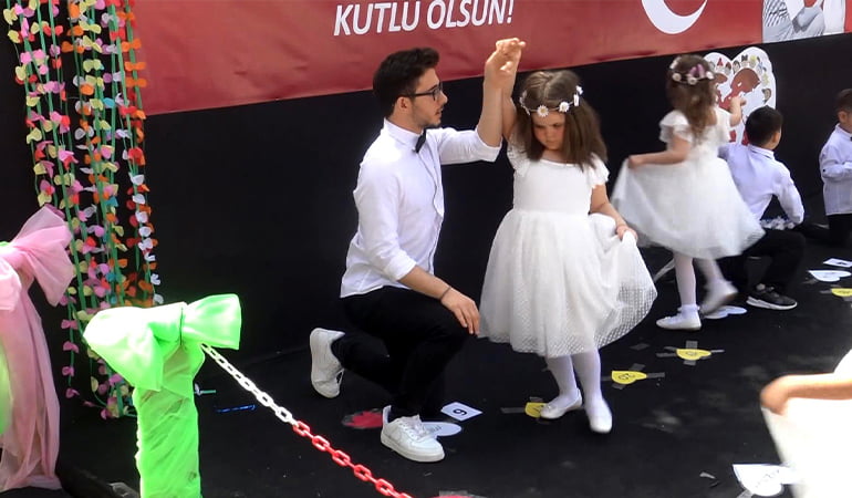 Minik kız öğrenci tek kalınca ona kavalye oldu