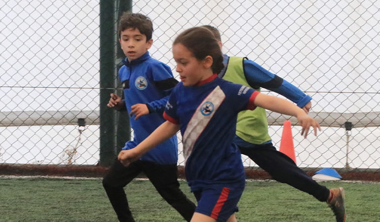 Erkekler pas vermeyince belediye başkanını antrenmana çağırdı