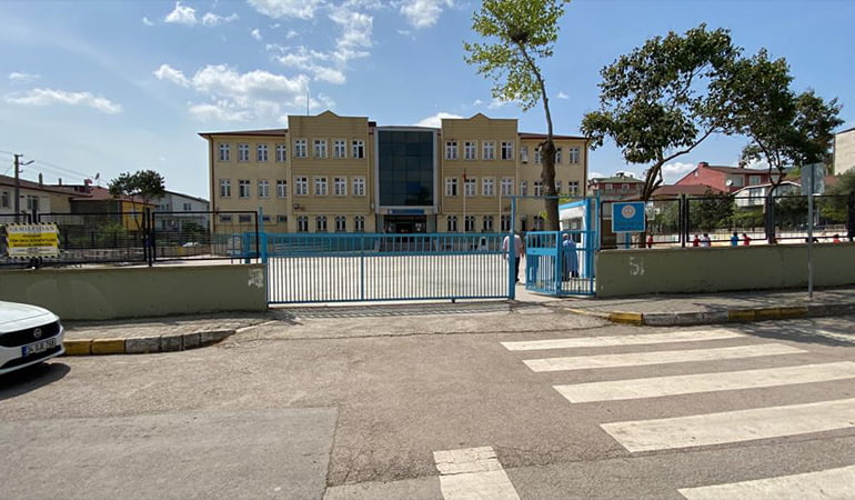 Öğrenciye ceza veren öğretmene velilerden dayak