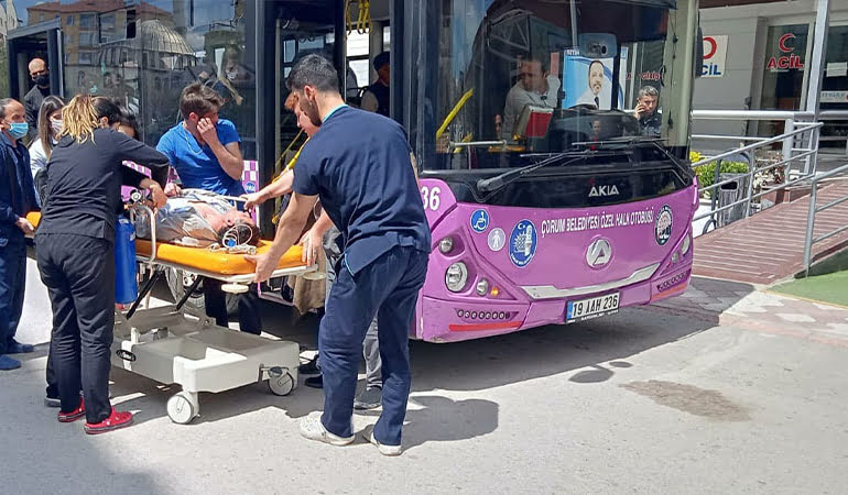 Fenalaşan yolcusunu hastaneye yetiştirdi