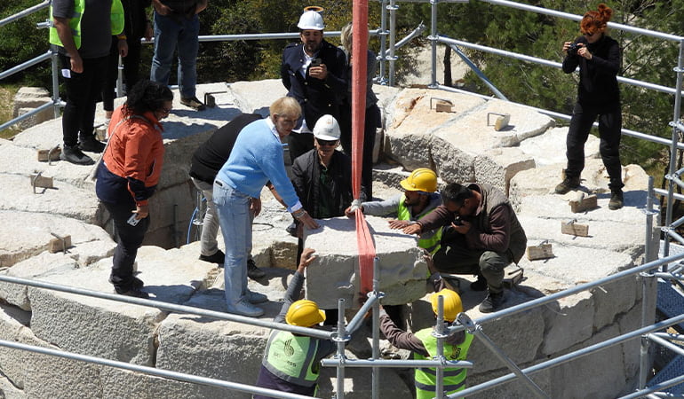 ‘Patara’nın yunusu’ gömüldüğü yerden çıkarıldı