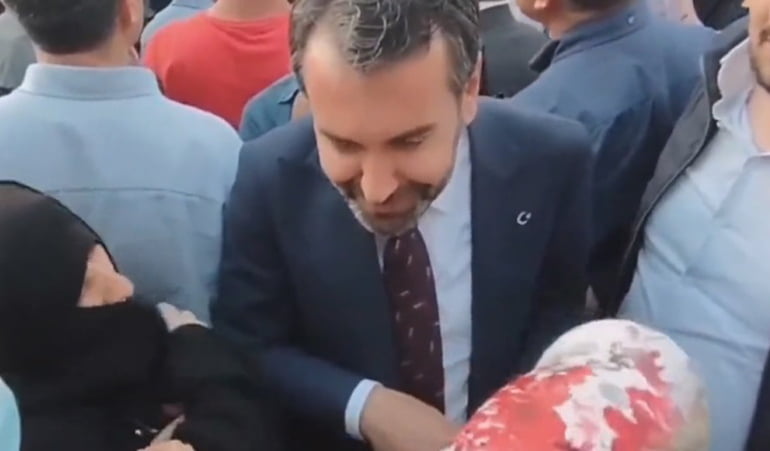Belediye başkanından evi yıkılan depremzedeye: Evinde duşakabin mi vardı?
