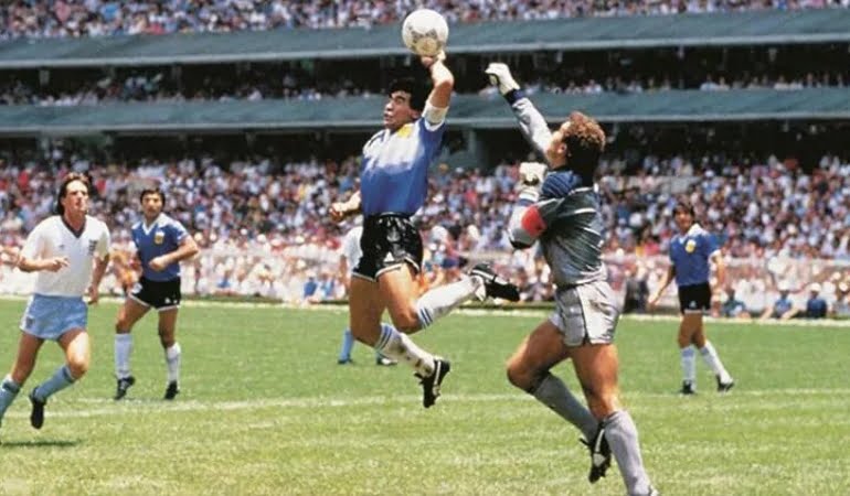 Maradona’nın ‘Tanrı’nın Eli’ golünü atarken giydiği forma açık artırmada