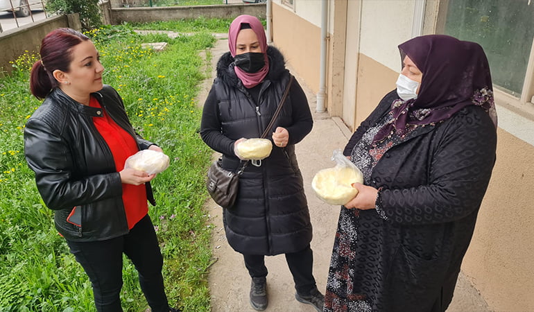 Kapı kapı dolaşıp mahalleyi dolandırdı