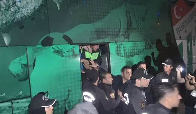 Küme düşen Bursaspor’un kaptanı Burak Altıparmak’a yumruklu saldırı