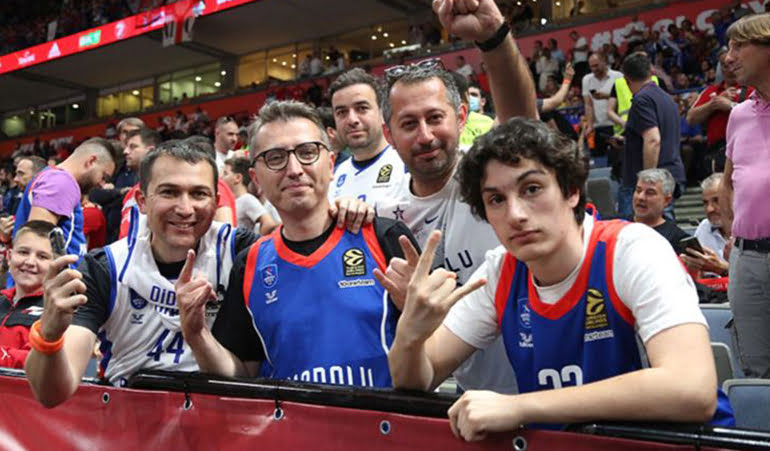 Anadolu Efes taraftarının Belgrad’da galibiyet sevinci: ‘Yaşa Mustafa Kemal Paşa yaşa’