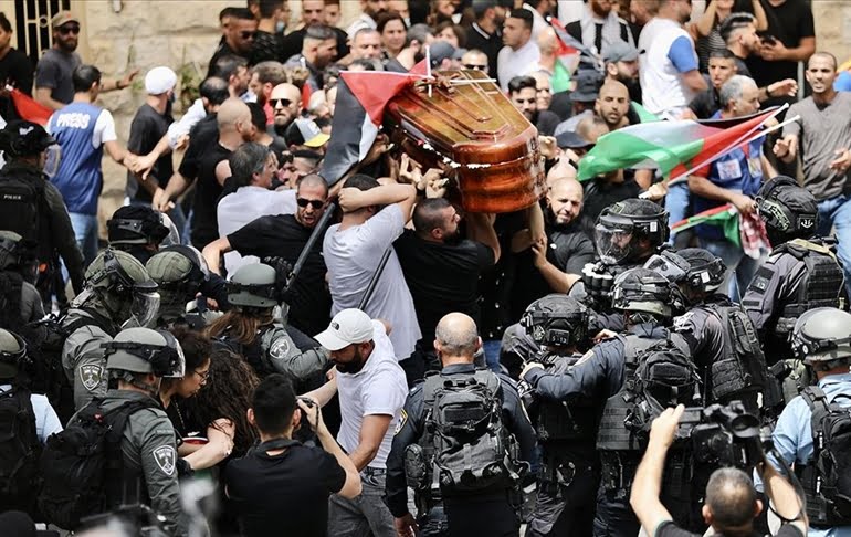 İsrail polisi öldürülen gazetecinin cenazesine saldırdı… Tabut yere düştü!