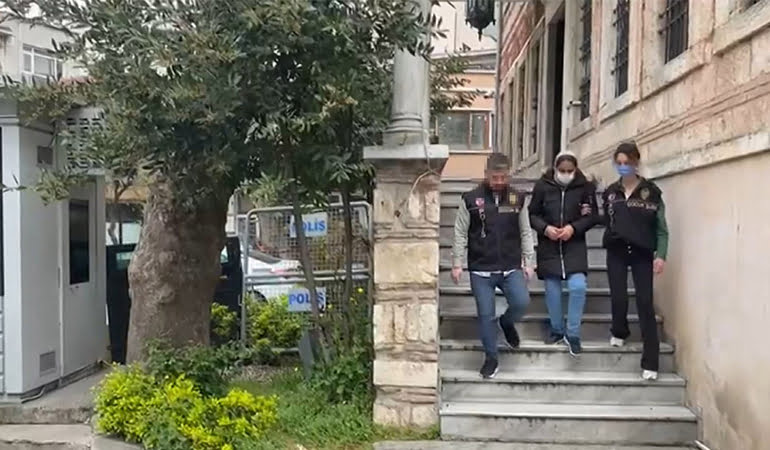 Ölü doğan bebeğini komşusunun balkonuna attı