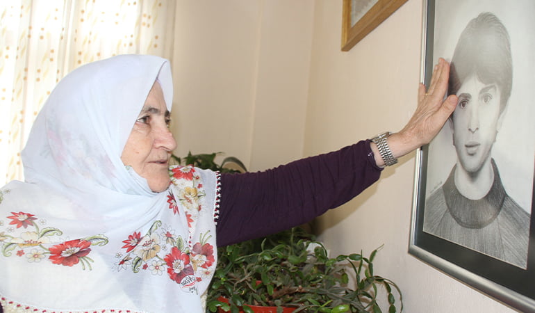 Şehit oğlunun hatıralarını odasında yaşatıyor