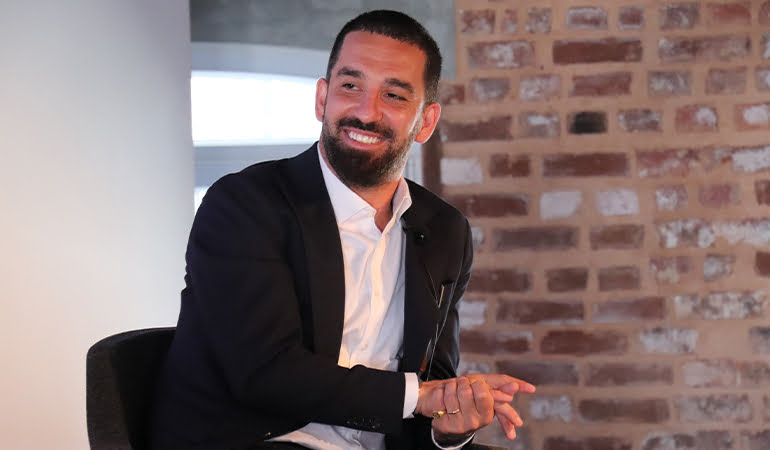 Arda Turan ‘yılın en sevilen ve örnek alınan futbolcusu’ seçildi