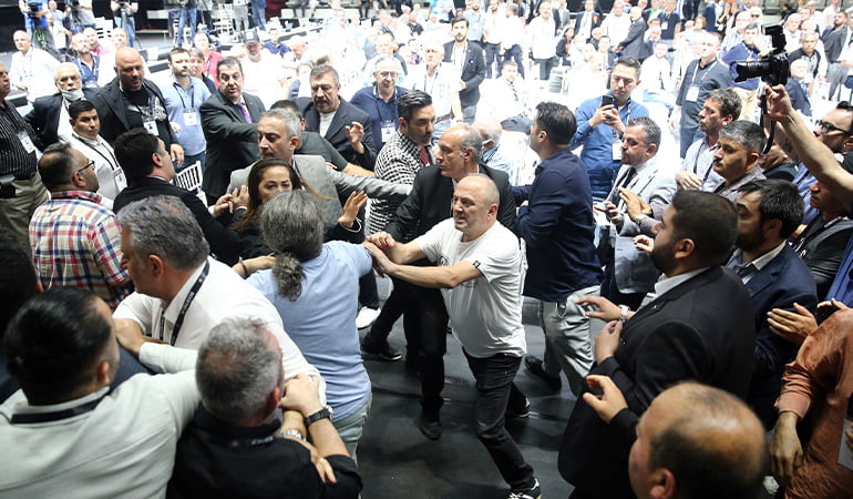 Beşiktaş genel kurulunda kavga! Tokatlar, hakaretler…