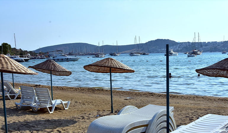 Fiyatlar tavan yaptı! Plaj ücreti 10 bin euro, lahmacun 200 TL…