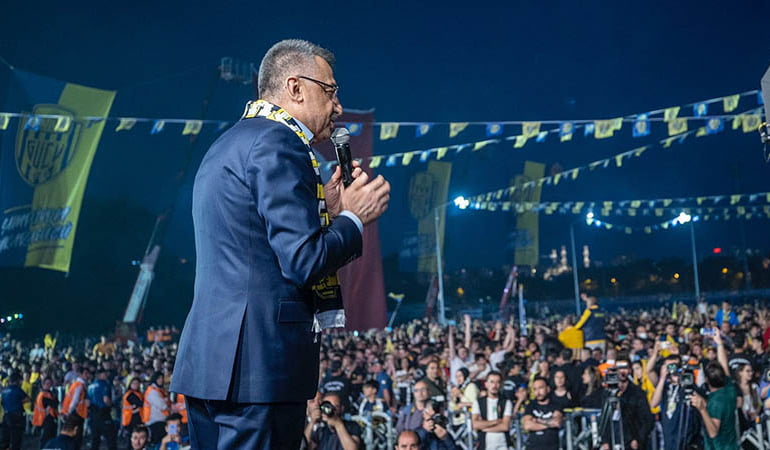 Cumhurbaşkanı Yardımcısı Fuat Oktay taraftarlar tarafından yuhalandı