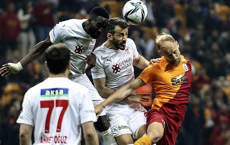 Taraftarlardan tepki… Galatasaray sahasında kaybetti