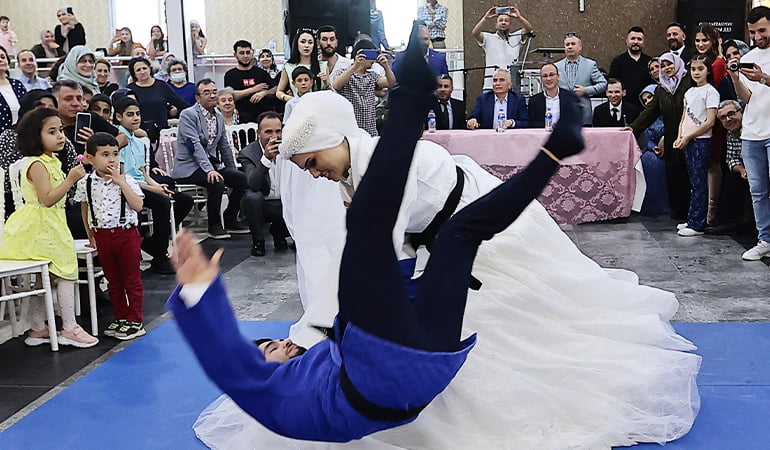 Nikahta gelin, damadı yere vurdu