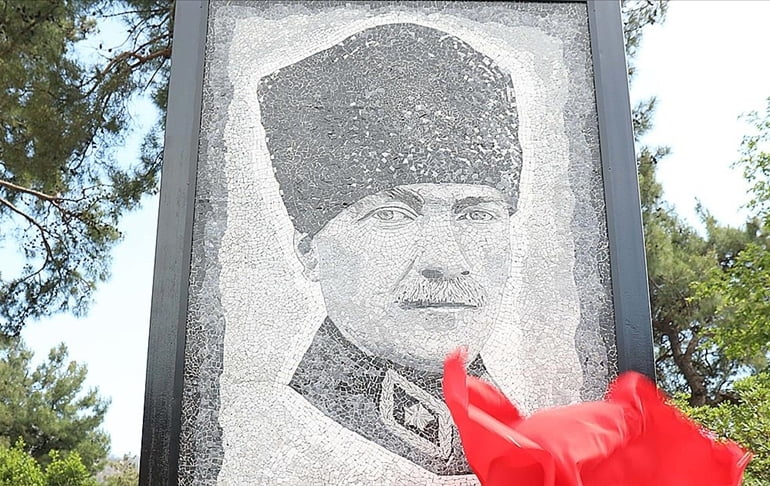 Marmaris’te 25 bin taştan yapılan Atatürk’ün mozaik anıtı açıldı