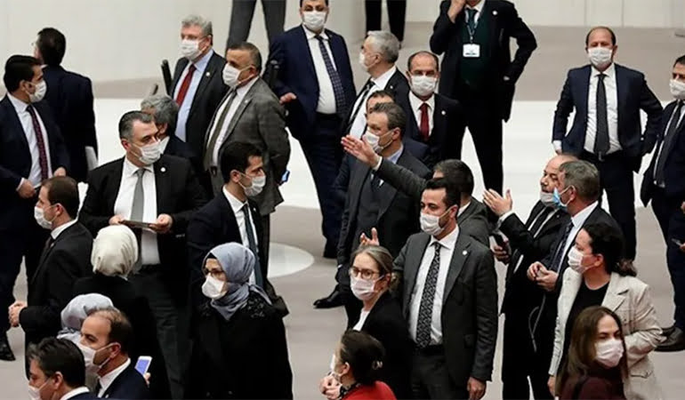 Meclis’te ‘FETÖ’ tartışması: İspatlamazsan haysiyetsiz ve şerefsizsin