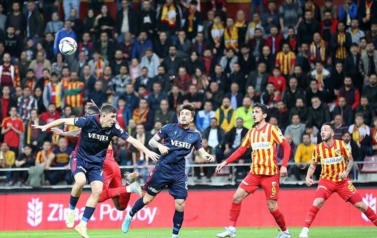 Trabzonspor’u eleyen Kayserispor, Türkiye Kupası’nda ilk finalist oldu