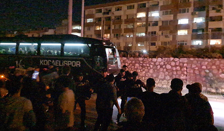 Taraftardan Kocaelispor’a tepki…Takım otobüsüne taş ve sahte dolar attılar