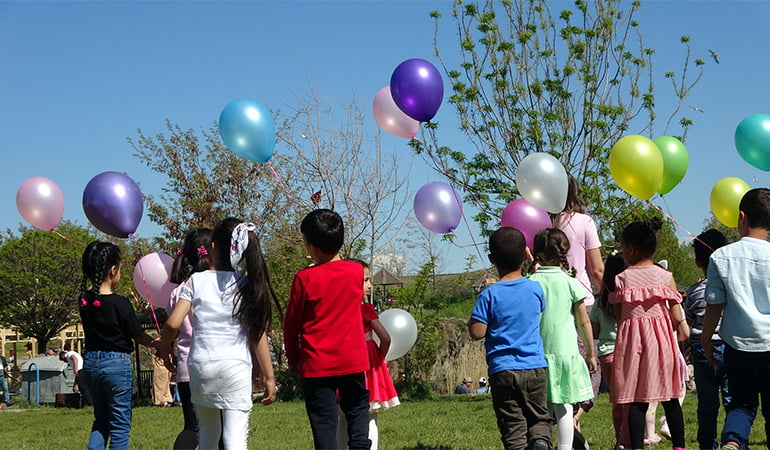 İnci kefali göçünü izleyen minikler, gökyüzüne balon bıraktı