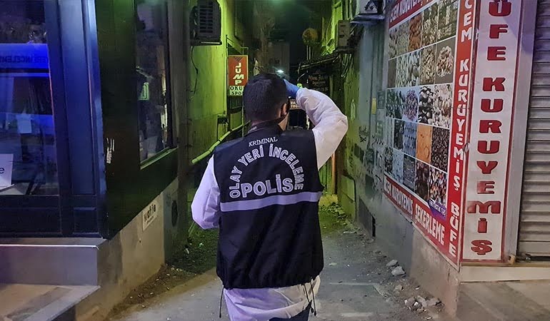 Kapısı açık dairenin önünde kan izleri bulundu
